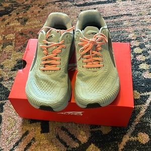 ALTRA Women's Torin 5 size 8 grey/coral